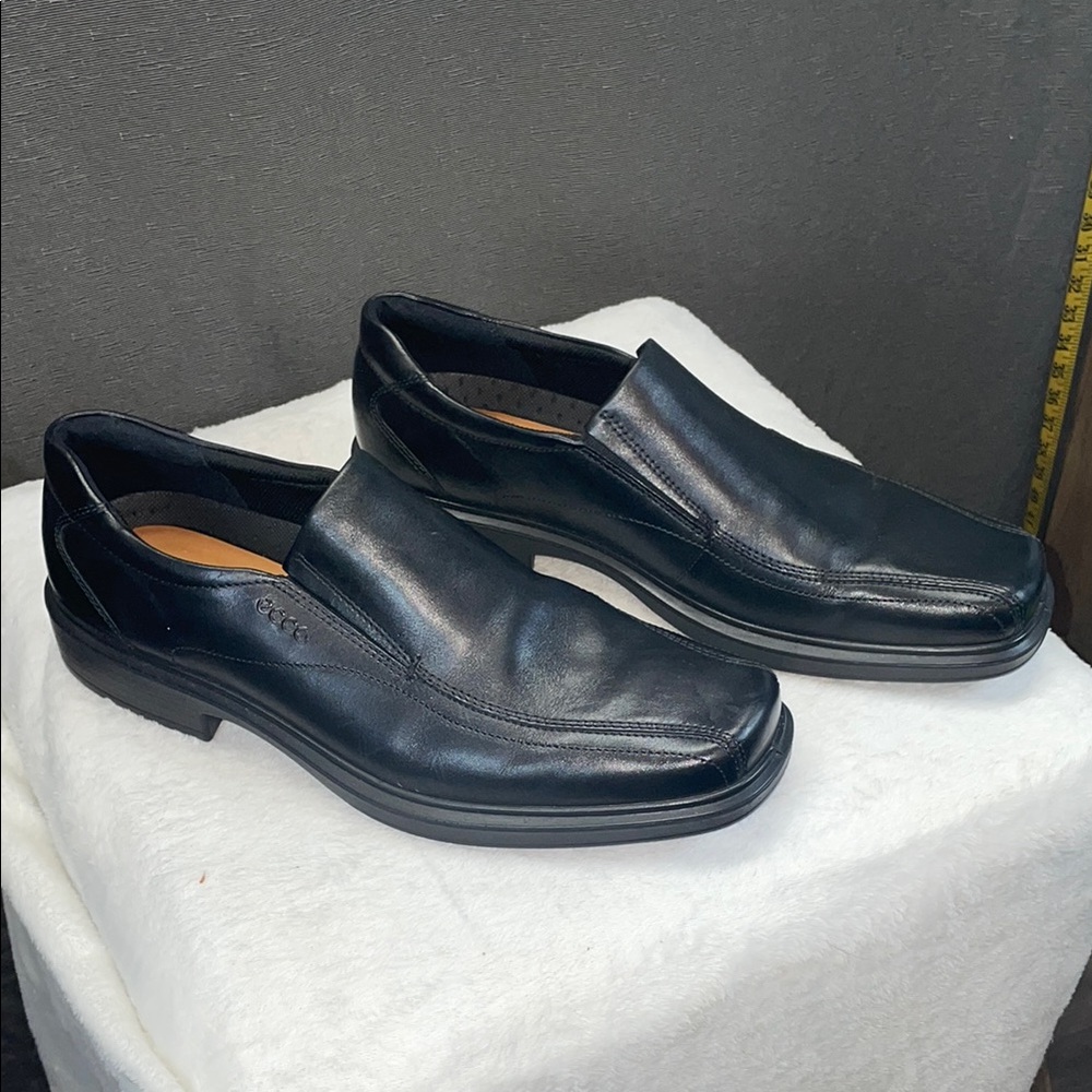 Ecco Black Slip-On Loafers with Moc-Toe Design
